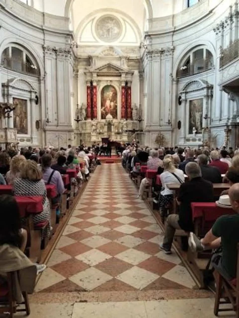 Around Vivaldi: An immersive Experience in the Vivaldi Church