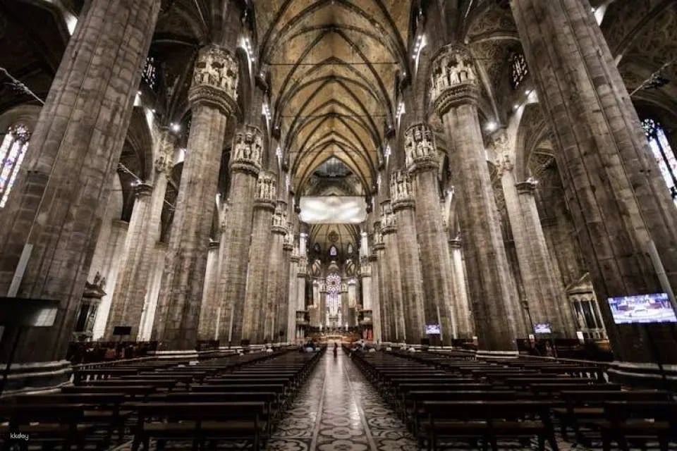Milan Duomo guided tour in Spanish with skip-the-line access