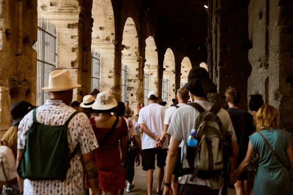 1-hour Colosseum guided tour in a small group