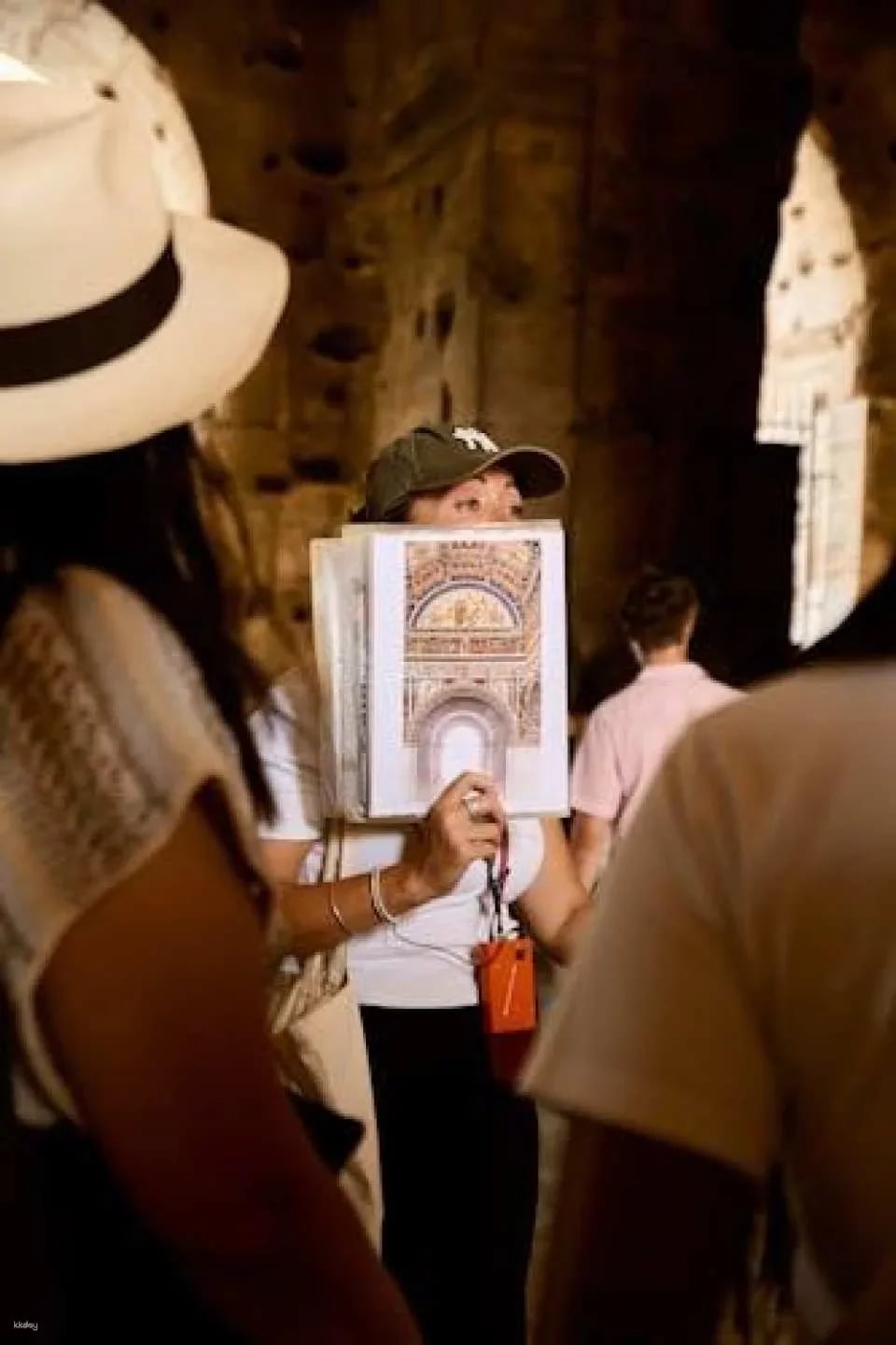 1-hour Colosseum guided tour in a small group