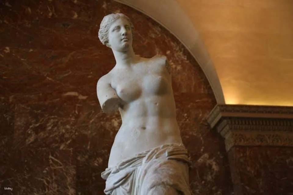 Semi-private Louvre tour with Mona Lisa and Royal Palace