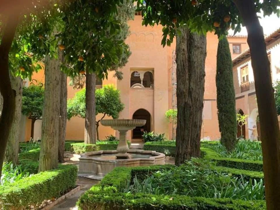 Alhambra, Albaicín and Sacromonte guided tour