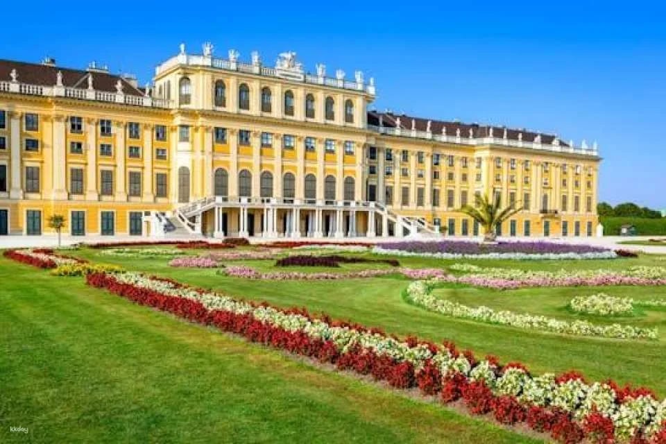 Skip-the-Line Schönbrunn Palace and Gardens with Guide in Spanish