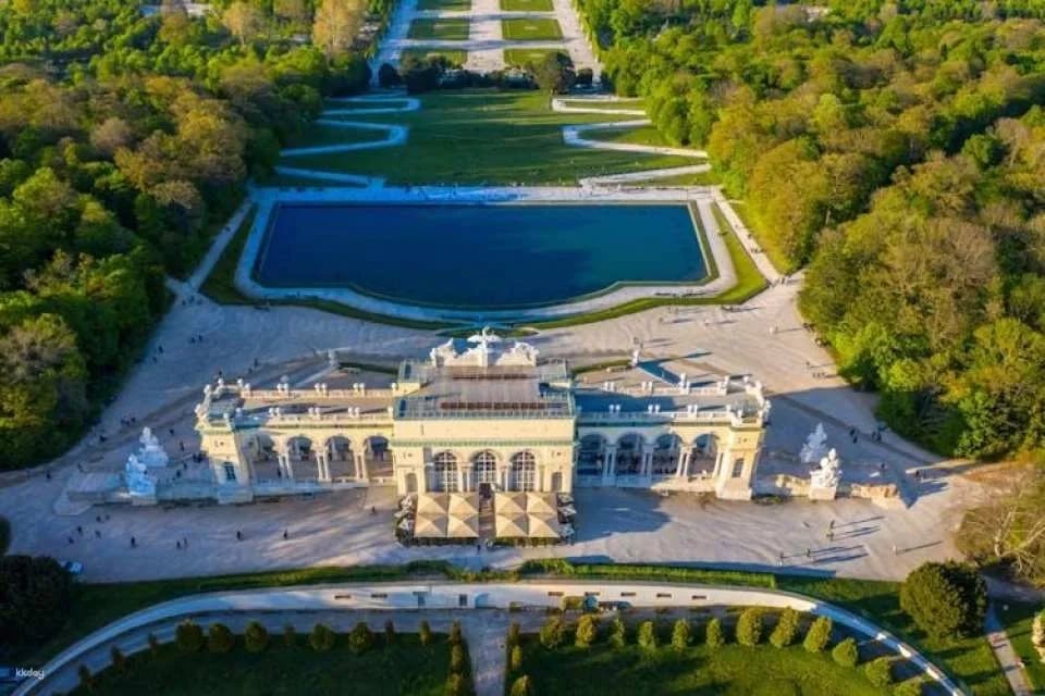 Skip-the-Line Schönbrunn Palace and Gardens with Guide in Spanish