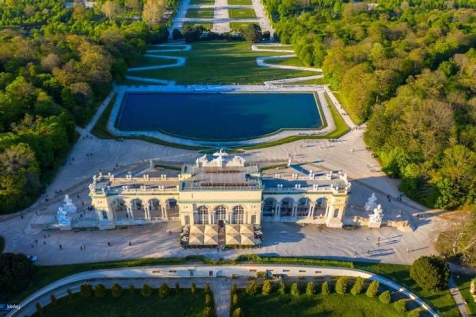 Skip-the-Line Schönbrunn Palace and Gardens with Guide in Spanish
