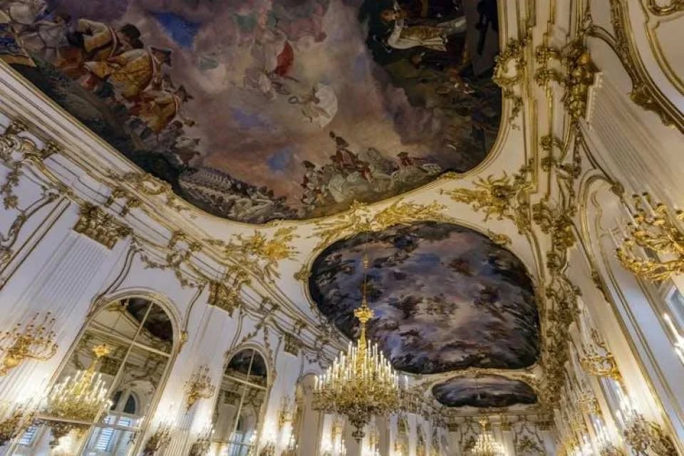 Skip-the-Line Schönbrunn Palace and Gardens with Guide in Spanish