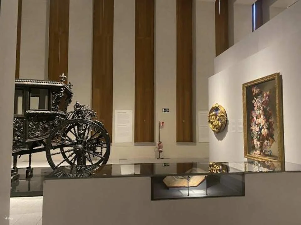 Royal Collections Gallery and Royal Palace Guided Tour in English