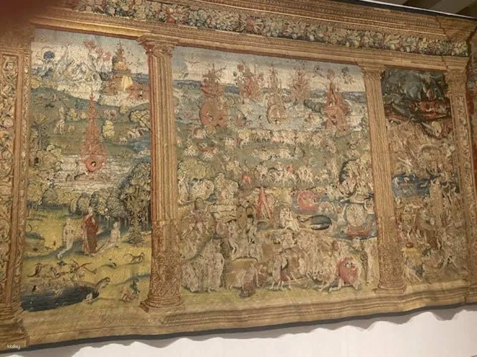 Royal Collections Gallery and Royal Palace Guided Tour in English