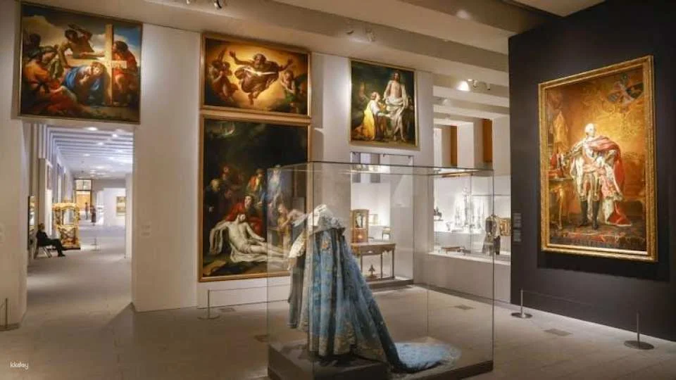 Royal Collections Gallery and Royal Palace Guided Tour in English