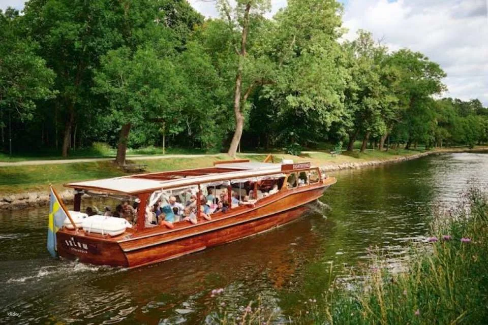 Guided tour of the Stockholm archipelago by classic wooden boat