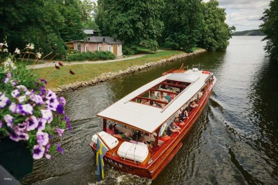Guided tour of the Stockholm archipelago by classic wooden boat
