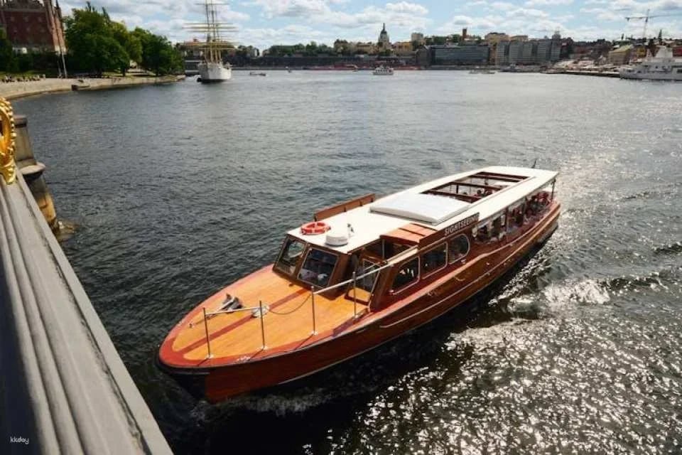 Guided tour of the Stockholm archipelago by classic wooden boat