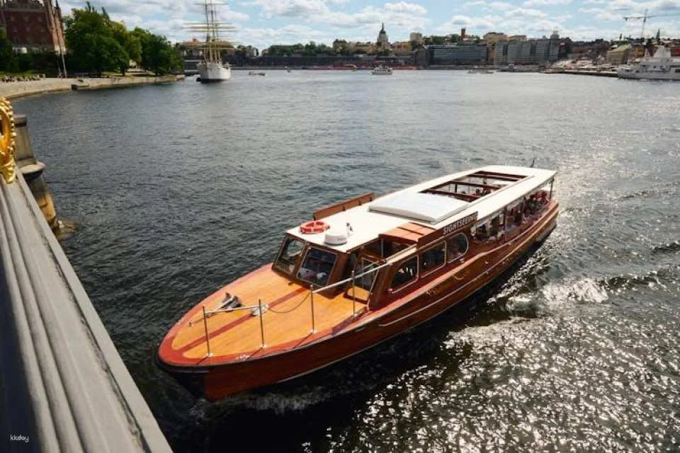 Guided tour of the Stockholm archipelago by classic wooden boat