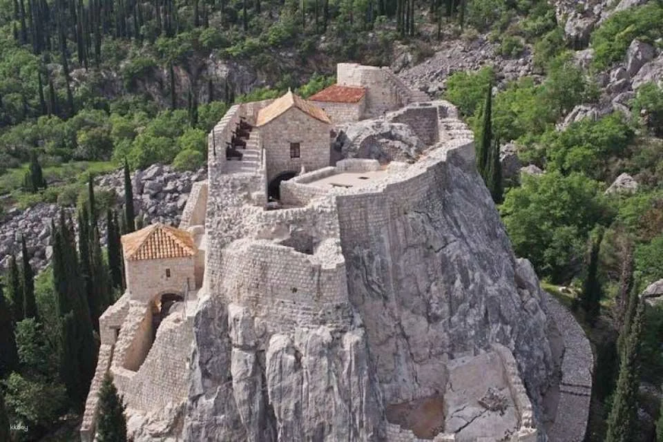 Konavle and Falcon Fortress half-day tour with lunch