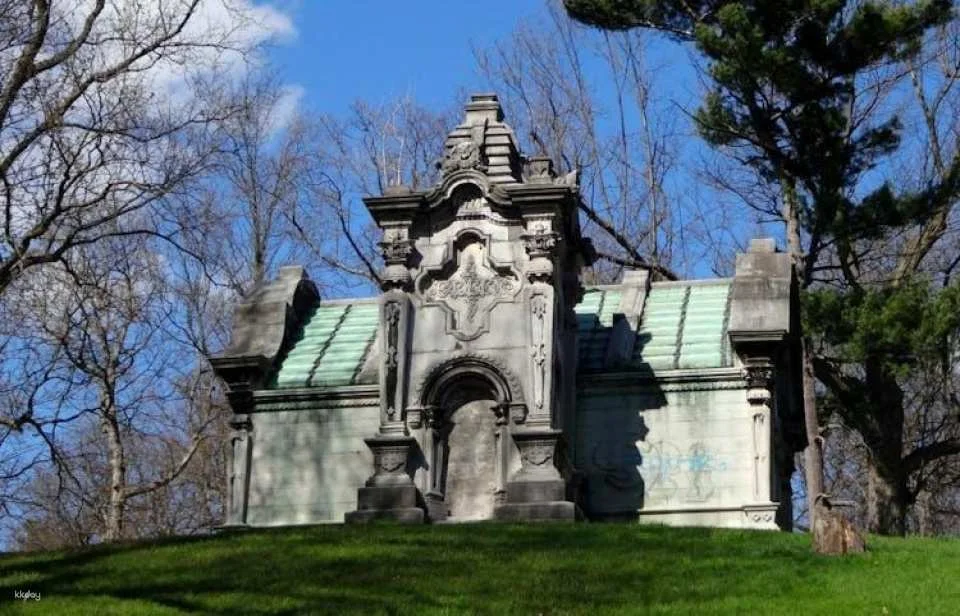 Chicago Graceland Cemetery self-guided audio tour