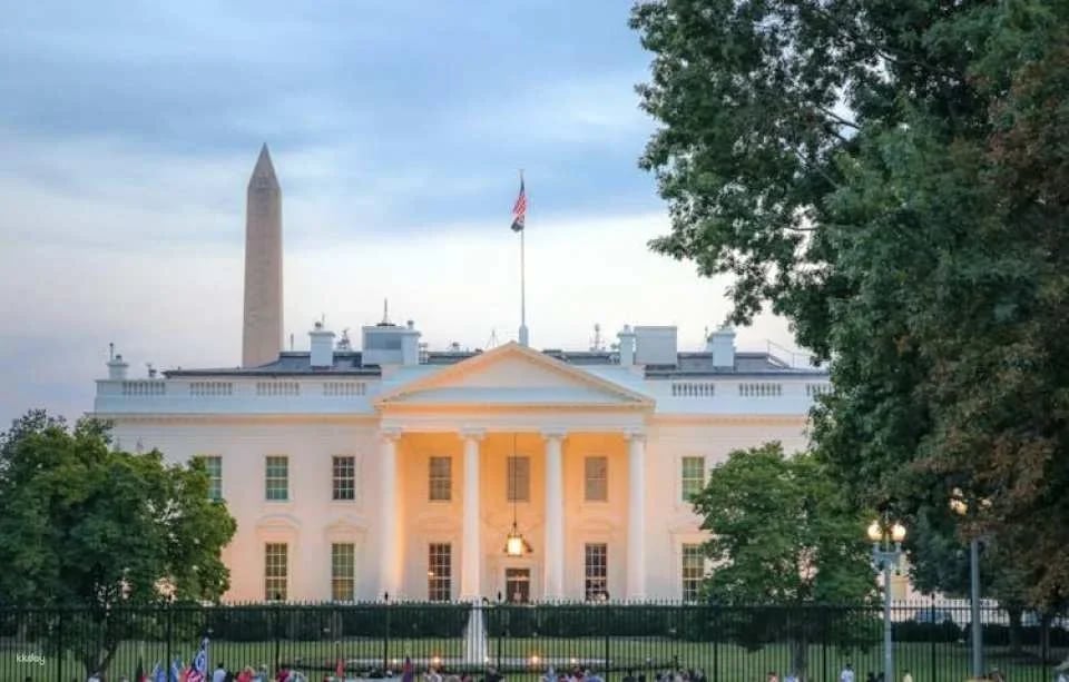 DC Monuments night tour with 10 stops and cherry blossoms