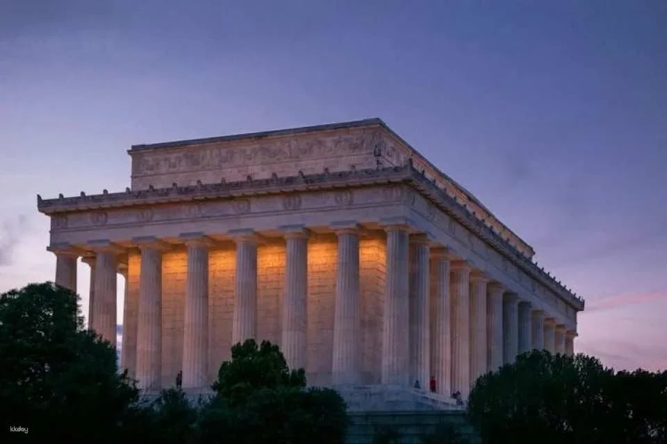 DC Monuments night tour with 10 stops and cherry blossoms
