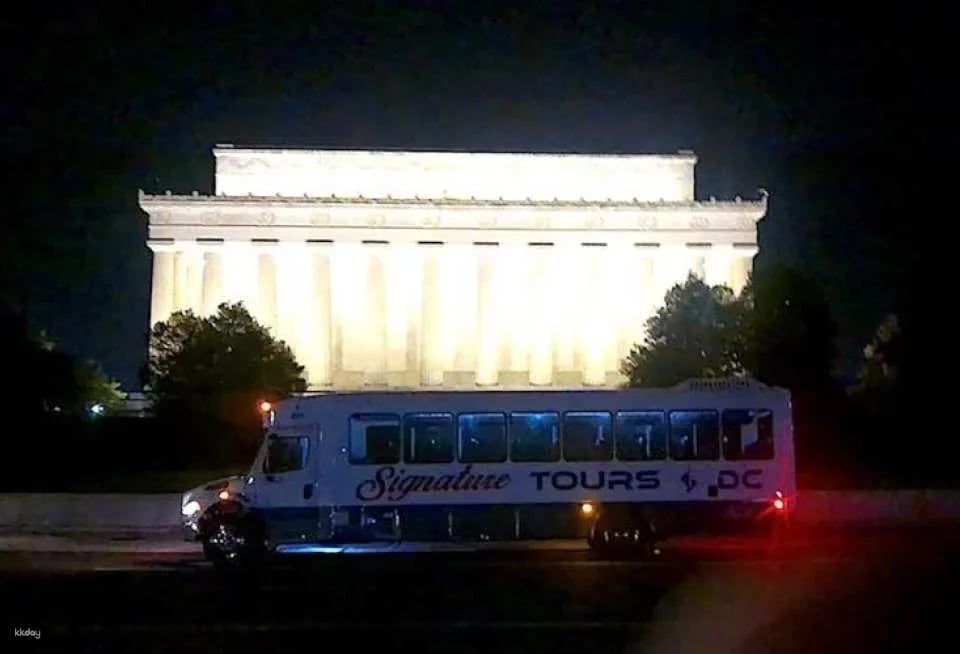 DC Monuments night tour with 10 stops and cherry blossoms