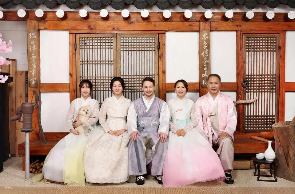 Seosunra-gil, Changdeokgung Palace, Jongno-gu, Seoul | Hanbok Makeup, Hanbok Rental, Hanbok Photography | Hanok Set, Indoor Studio, Hanbok Photo Shoot Experience