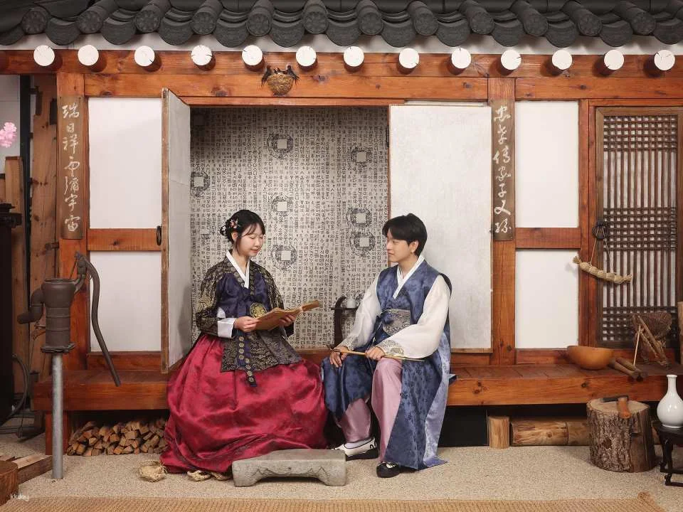 Seosunra-gil, Changdeokgung Palace, Jongno-gu, Seoul | Hanbok Makeup, Hanbok Rental, Hanbok Photography | Hanok Set, Indoor Studio, Hanbok Photo Shoot Experience