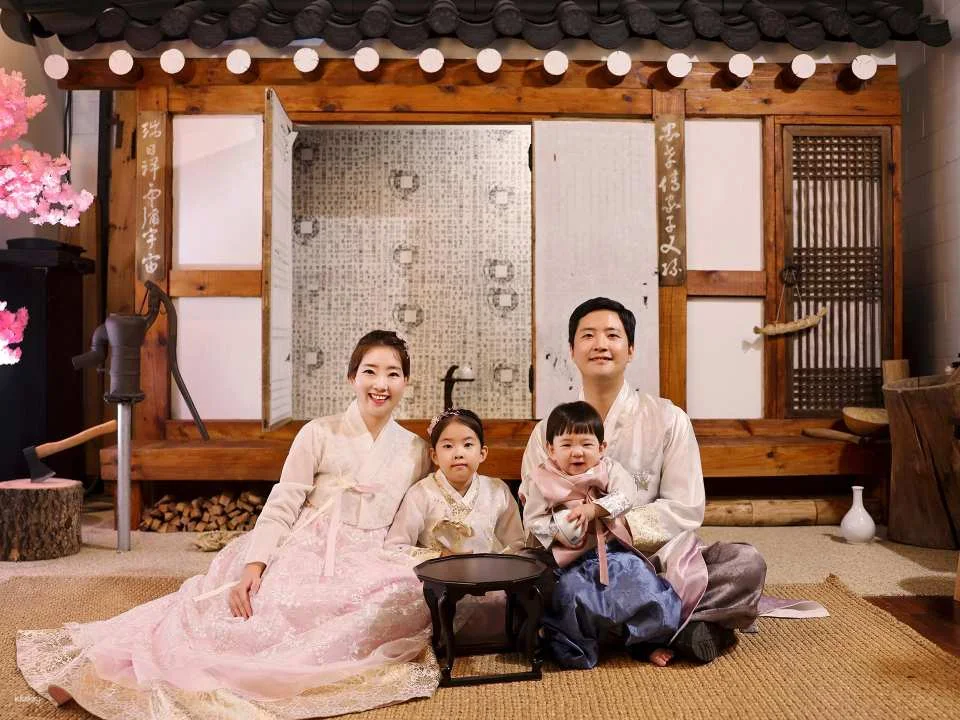 Seosunra-gil, Changdeokgung Palace, Jongno-gu, Seoul | Hanbok Makeup, Hanbok Rental, Hanbok Photography | Hanok Set, Indoor Studio, Hanbok Photo Shoot Experience
