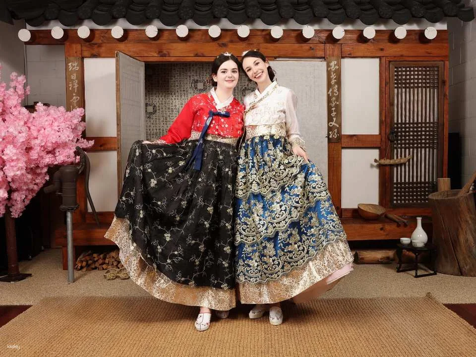 Seosunra-gil, Changdeokgung Palace, Jongno-gu, Seoul | Hanbok Makeup, Hanbok Rental, Hanbok Photography | Hanok Set, Indoor Studio, Hanbok Photo Shoot Experience