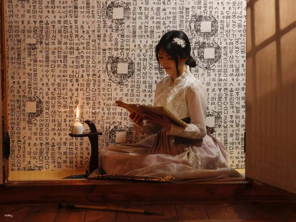 Seosunra-gil, Changdeokgung Palace, Jongno-gu, Seoul | Hanbok Makeup, Hanbok Rental, Hanbok Photography | Hanok Set, Indoor Studio, Hanbok Photo Shoot Experience