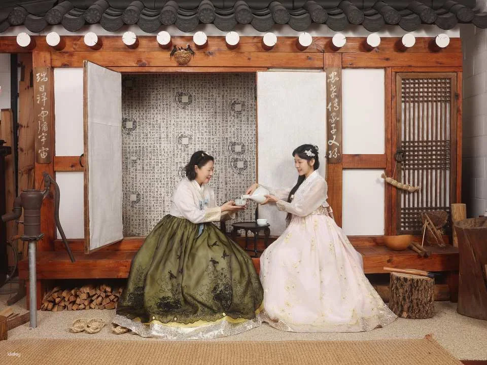 Seosunra-gil, Changdeokgung Palace, Jongno-gu, Seoul | Hanbok Makeup, Hanbok Rental, Hanbok Photography | Hanok Set, Indoor Studio, Hanbok Photo Shoot Experience
