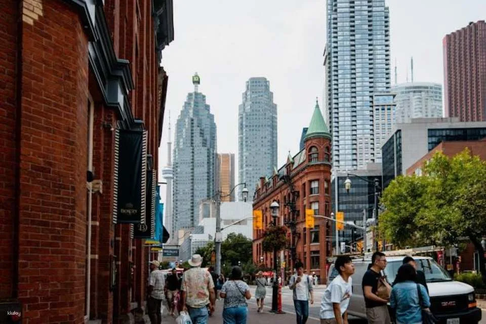 Downtown Toronto Highlight Walking Tour with Optional Harbour Cruise
