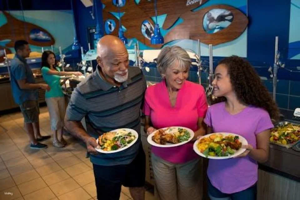 SeaWorld® Orlando Dine with Orcas