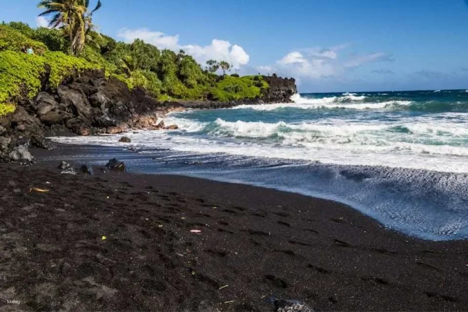 Audio-guided driving tour on Maui's Road to Hana