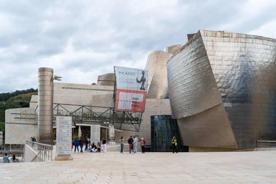 Bilbao Guggenheim Museum Tour with Skip-the-Line Tickets