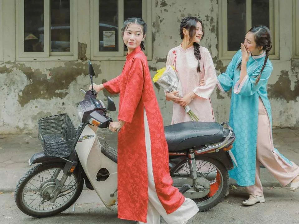 Hanoi: Traditional Ao Dai Photoshoot Experience