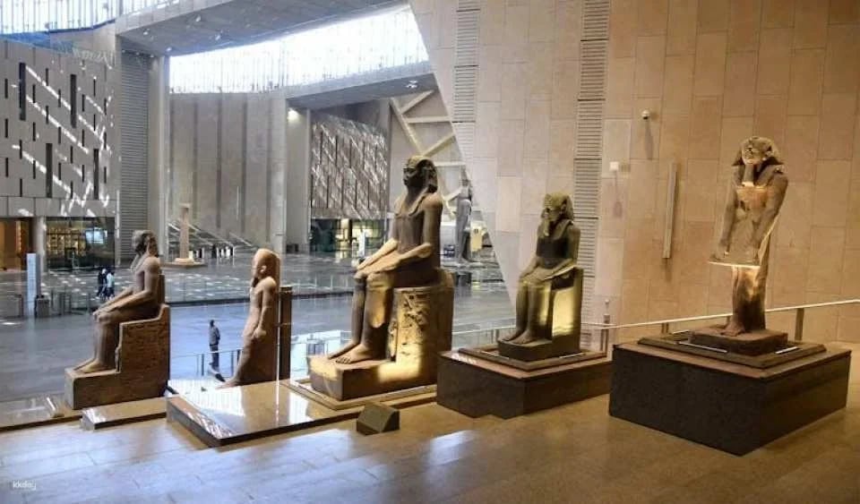 Giza Pyramids and Grand Egyptian Museum tour in Polish from Hurghada