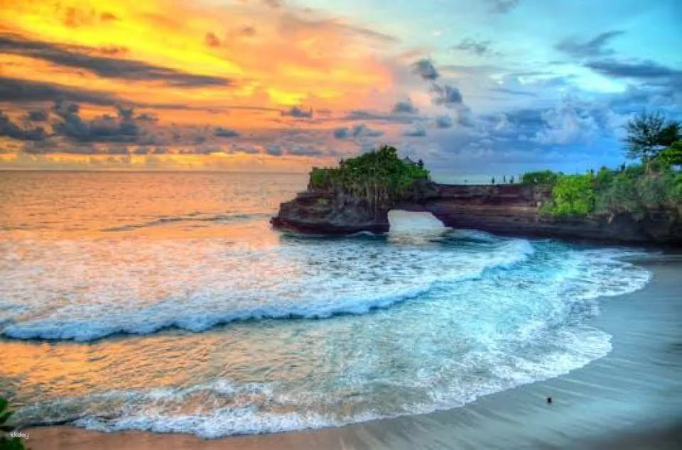 Sunset at Tanah Lot Temple with spa option (617101)