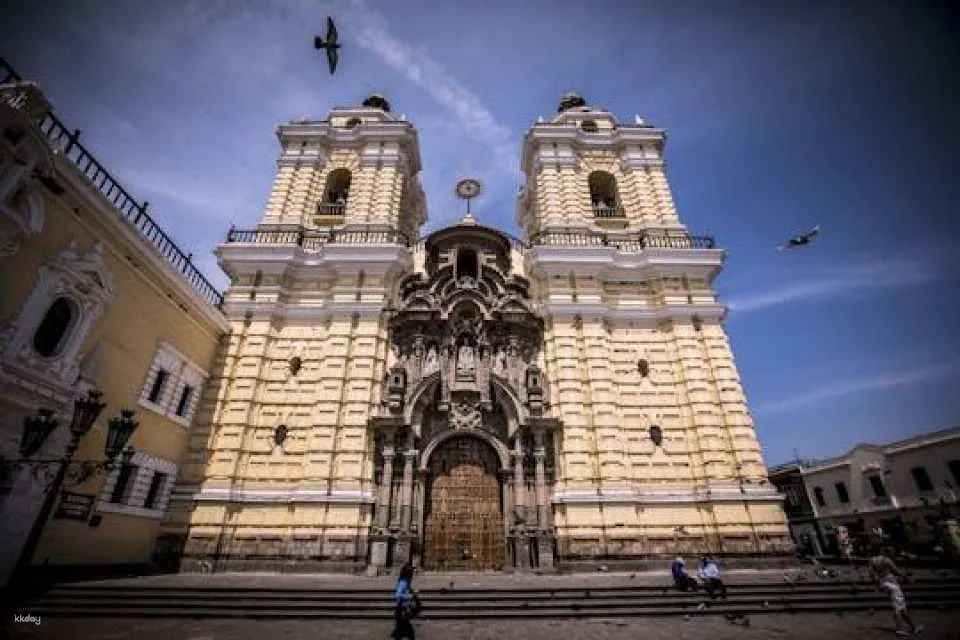 Lima half-day guided tour with San Francisco church and Huaca Pucllana