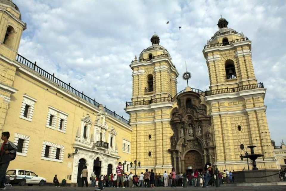 Lima half-day guided tour with San Francisco church and Huaca Pucllana