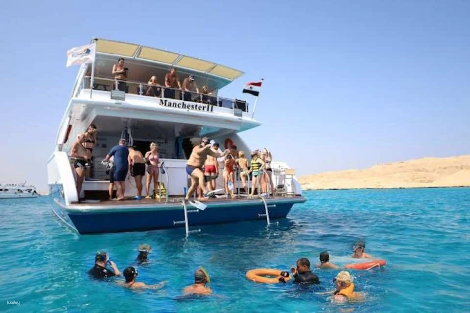 Half-day afternoon boat trip with lunch and drinks in Hurghada