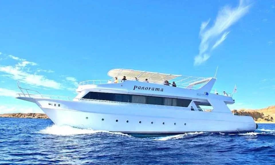 Half-day afternoon boat trip with lunch and drinks in Hurghada