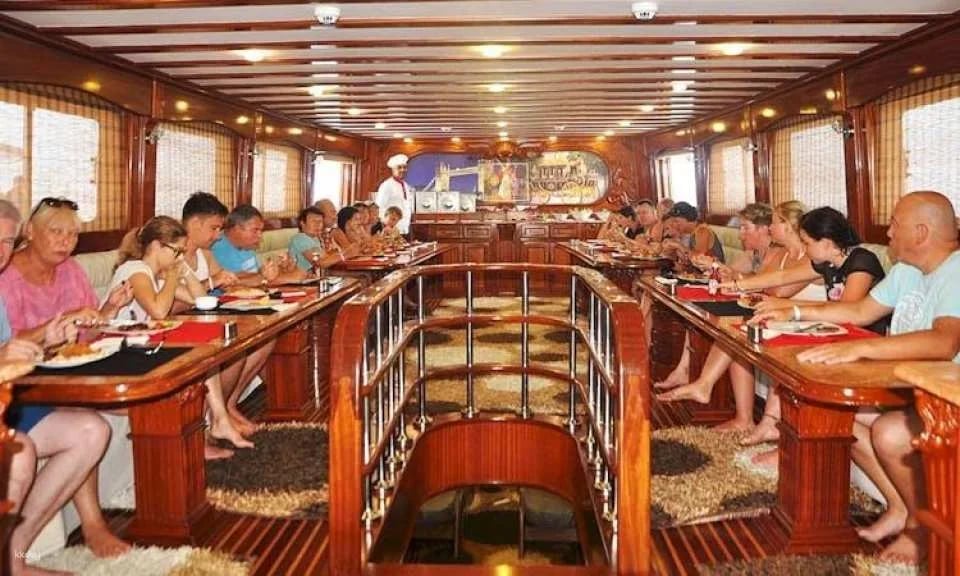 Half-day afternoon boat trip with lunch and drinks in Hurghada