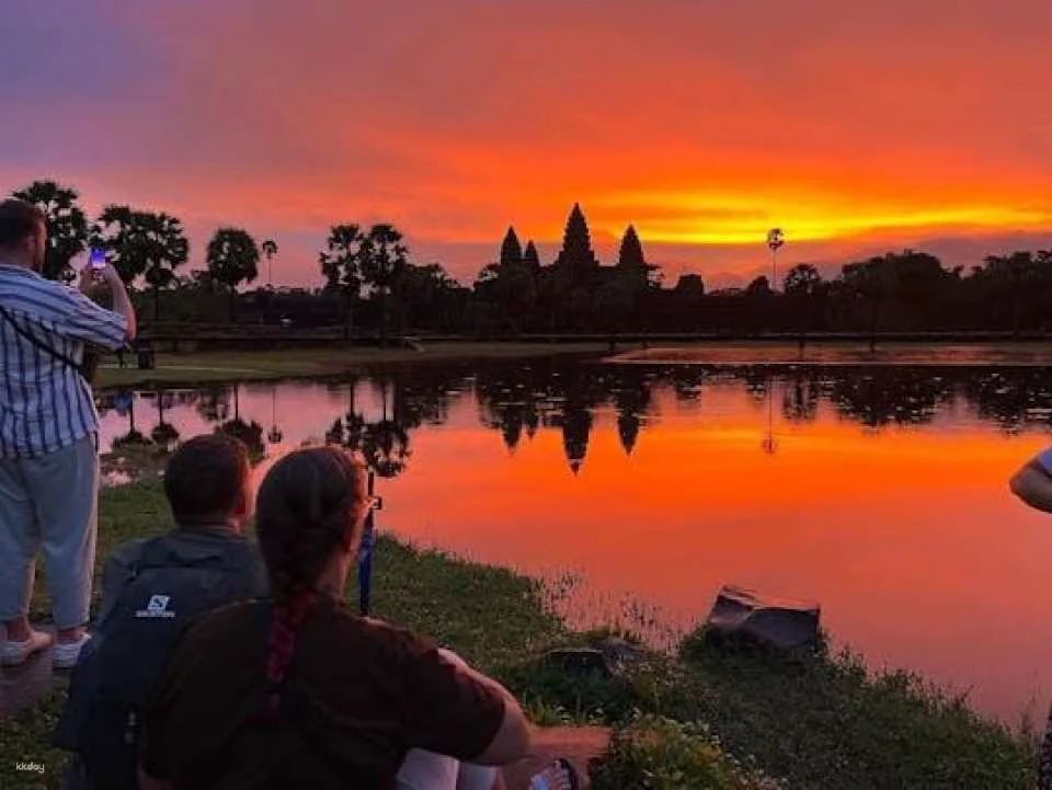 Angkor Wat sunrise bike tour with lunch included (617271)