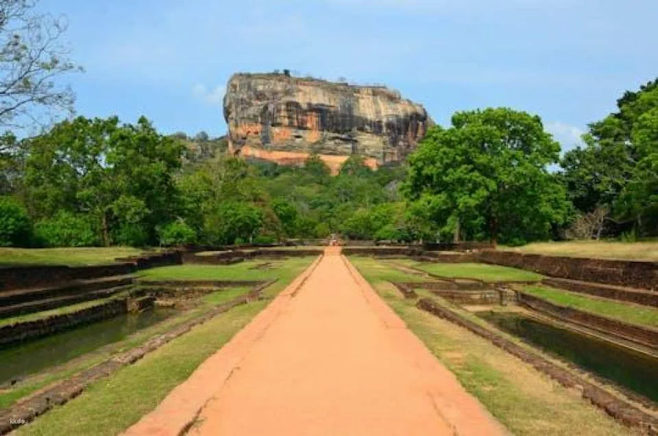 Sigiriya Lion Rock and Dambulla Cave Temple tour in Sri Lanka (617369)