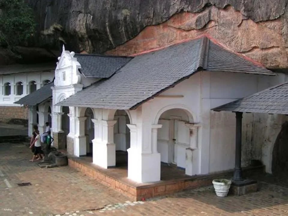 Sigiriya Lion Rock and Dambulla Cave Temple tour in Sri Lanka