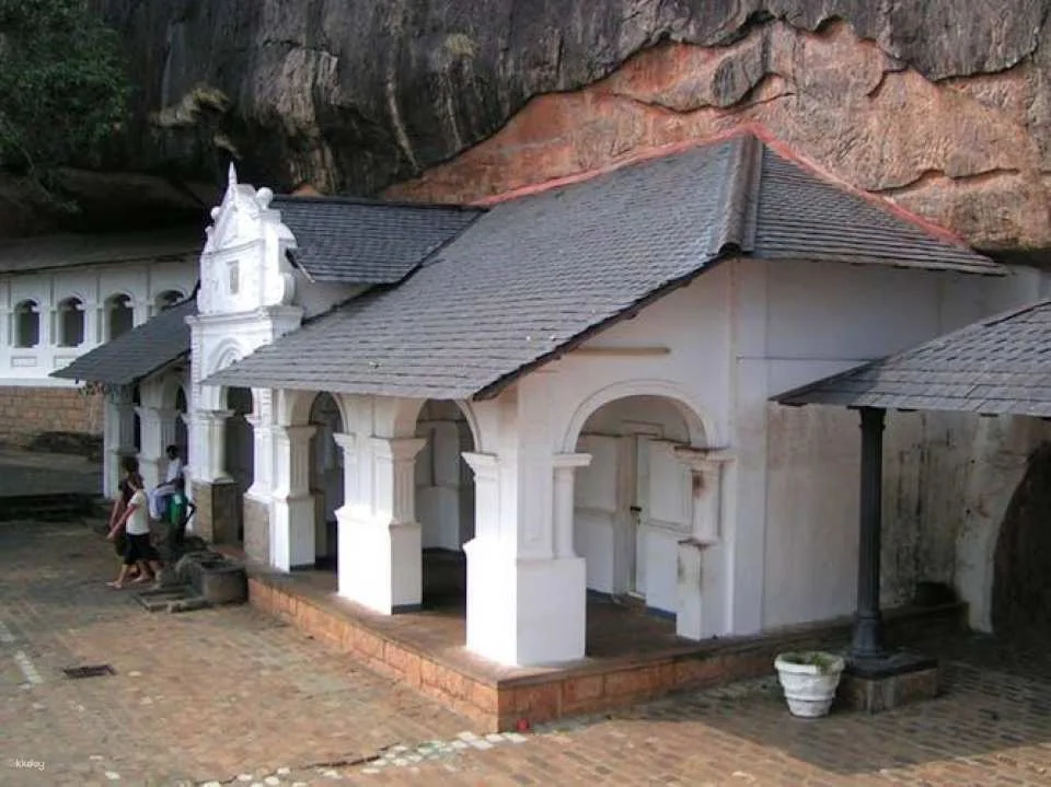 Sigiriya Lion Rock and Dambulla Cave Temple tour in Sri Lanka