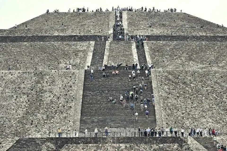 Teotihuacan pyramids and Basilica of Our Lady of Guadalupe guided tour
