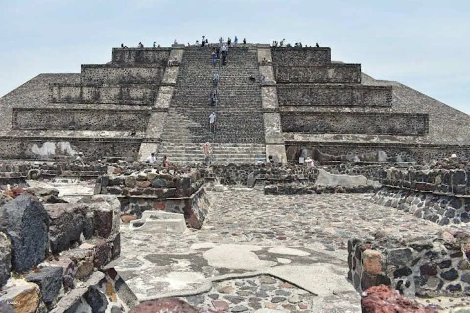 Teotihuacan pyramids and Basilica of Our Lady of Guadalupe guided tour