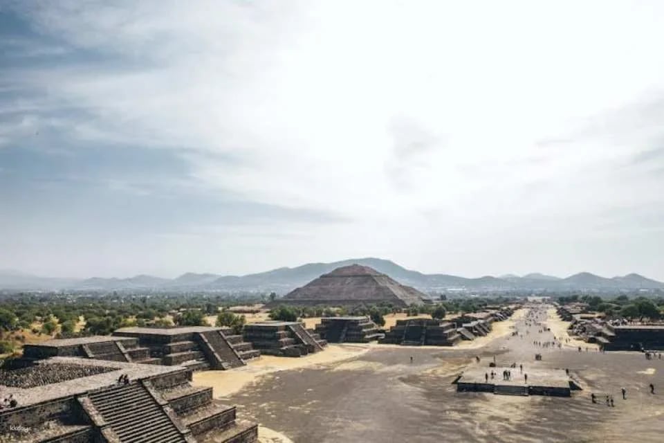 Teotihuacan pyramids and Basilica of Our Lady of Guadalupe guided tour