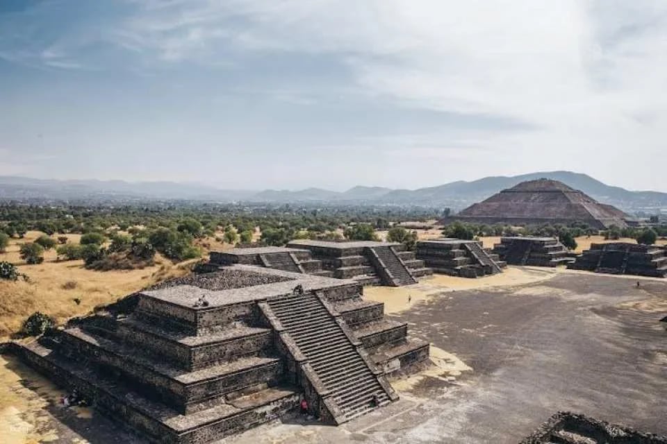 Teotihuacan pyramids and Basilica of Our Lady of Guadalupe guided tour
