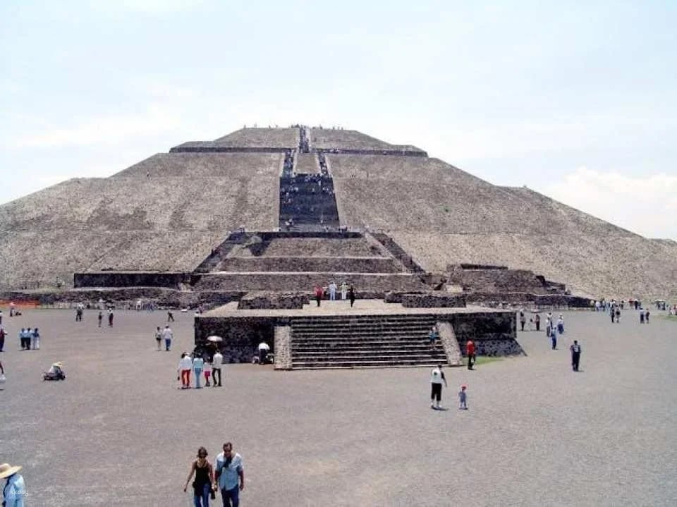 Teotihuacan pyramids and Basilica of Our Lady of Guadalupe guided tour