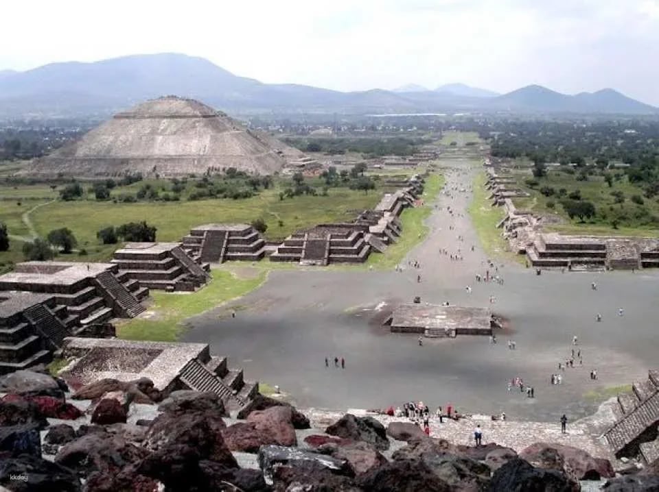 Teotihuacan pyramids and Basilica of Our Lady of Guadalupe guided tour